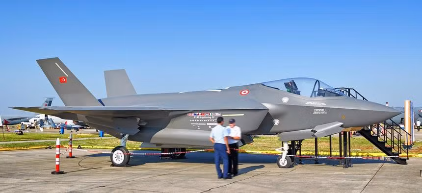 Nếu không bán F-35 cho Thổ Nhĩ Kỳ, ngoài mất đi một khoảng kinh phí khổng lồ, họ cũng còn gặp khó khăn nhất định trong việc tìm kiếm các nhà thầu phụ thay thế Thổ Nhĩ Kỳ để sản xuất cấu kiện của F-35.