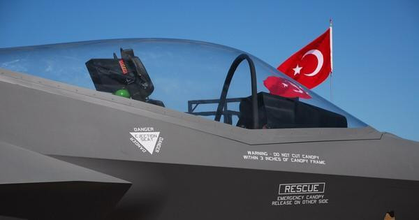 Có điều Mỹ đang bỏ ngỏ việc những chiếc F-35 đã sản xuất được chuyển giao cho Thổ Nhĩ Kỳ. Cả Mỹ và Thổ Nhĩ Kỳ đều đang cân nhắc các bước đi đúng đắn để có lợi nhất cho mình trong thương vụ này.