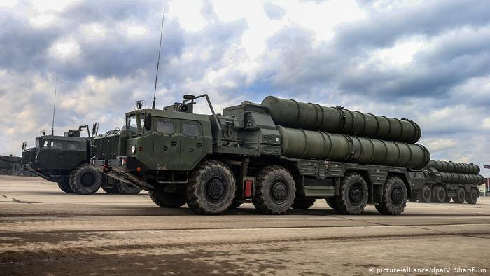 Về phía Nga, rõ ràng thương vụ S-400 với Thổ Nhĩ Kỳ vừa là cơ hội với nhiều lợi thế nhưng cũng vừa là thách thức. Cơ hội vì đây là lần đầu tiên Nga thành công khi bán hệ thống phòng không hiện đại cho một thành viên NATO, nơi vốn yêu cầu ngặt nghèo về chuẩn đồng bộ vũ khí.