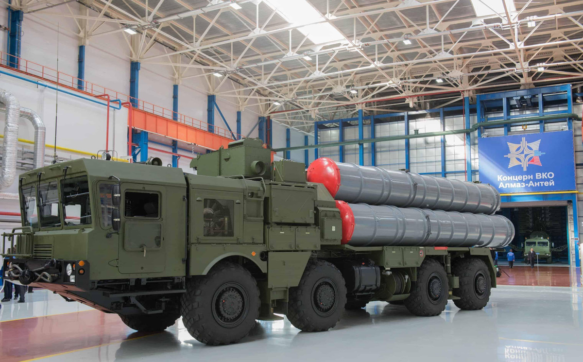 Nếu nghe Mỹ mà bỏ thương vụ S-400, khoản tiền cọc sẽ mất, khoản tiền phạt từ Nga cũng không nhỏ. Bên cạnh đó Ankara cũng sẽ phải mất ít nhất một khoản tiền tương đương hoặc lớn hơn để mua Patriot Mỹ, bởi vì đơn giản, vũ khí phòng không Mỹ thường sẽ đắt hơn của Nga.