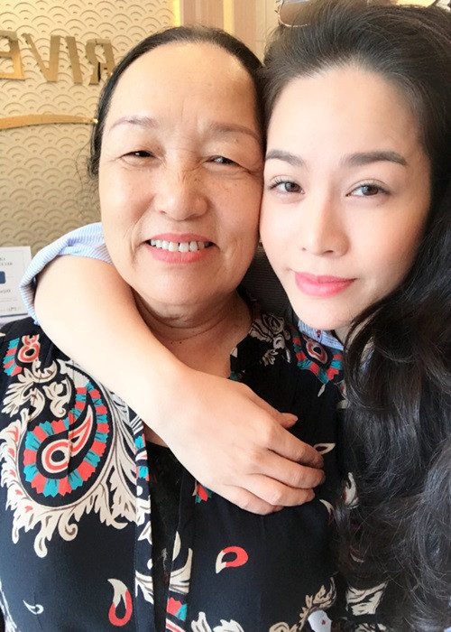 Nữ diễn viên cho biết, cô và mẹ không quen biết ông Yên. Qua một người hâm mộ, cả hai mới biết ông Yên và đến người này chữa bệnh. Sau lần đầu tiên được chữa trị, mẹ của Nhật Kim Anh cảm thấy đỡ đau chân vì vậy nữ diễn viên vội đăng lời cảm ơn. Tuy nhiên, sau đó, mẹ của Nhật Kim Anh phải đến bệnh viện để mổ vì quá đau. Ảnh: Đất Việt