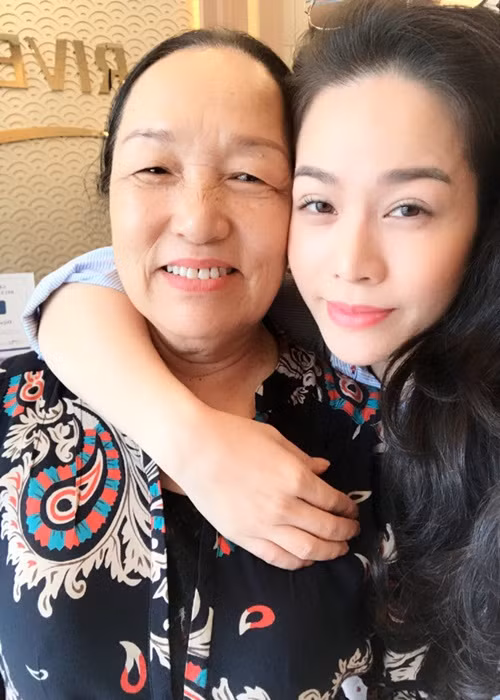 Nữ diễn viên cho biết, cô và mẹ không quen biết ông Yên. Qua một người hâm mộ, cả hai mới biết ông Yên và đến người này chữa bệnh. Sau lần đầu tiên được chữa trị, mẹ của Nhật Kim Anh cảm thấy đỡ đau chân vì vậy nữ diễn viên vội đăng lời cảm ơn. Tuy nhiên, sau đó, mẹ của Nhật Kim Anh phải đến bệnh viện để mổ vì quá đau. Ảnh: Đất Việt