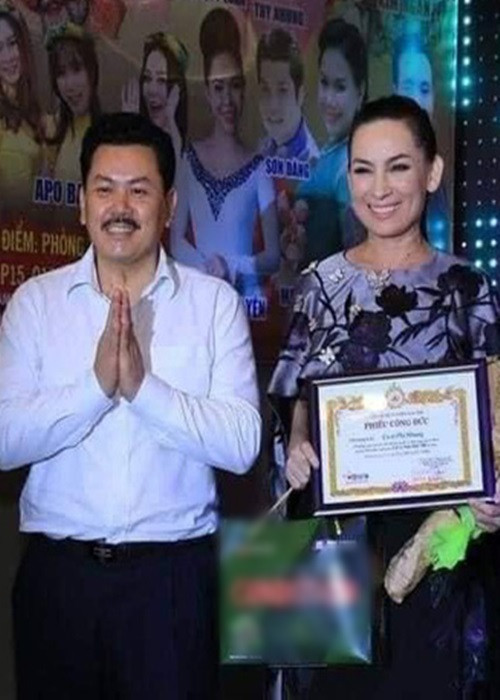 Ca sĩ Phi Nhung và ông Võ Hoàng Yên từng gặp gỡ vào năm 2017. Giữa ồn ào với bà Phương Hằng, Phi Nhung bị khui hình ảnh cuộc gặp này. Giống Hoài Linh, Phi Nhung cũng có động thái giữ im lặng. Ảnh: Phụ nữ và gia đình