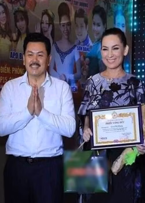 Ca sĩ Phi Nhung và ông Võ Hoàng Yên từng gặp gỡ vào năm 2017. Giữa ồn ào với bà Phương Hằng, Phi Nhung bị khui hình ảnh cuộc gặp này. Giống Hoài Linh, Phi Nhung cũng có động thái giữ im lặng. Ảnh: Phụ nữ và gia đình