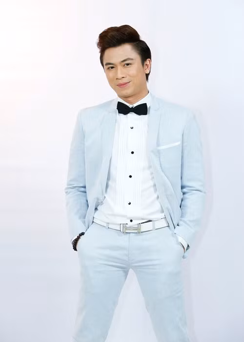 Hồ Việt Trung khẳng định, suốt 4 năm qua, anh không còn đi chung với ông Yên. Cho rằng sự việc liên quan đến ông Yên là vấn đề nhạy cảm nên nam ca sĩ sẽ lên tiếng vào một thời điểm thích hợp. “Bây giờ nói tới nói lui thì mắc công lại phiền, nên tôi không nói”, Hồ Việt Trung chia sẻ. Ảnh: Saostar