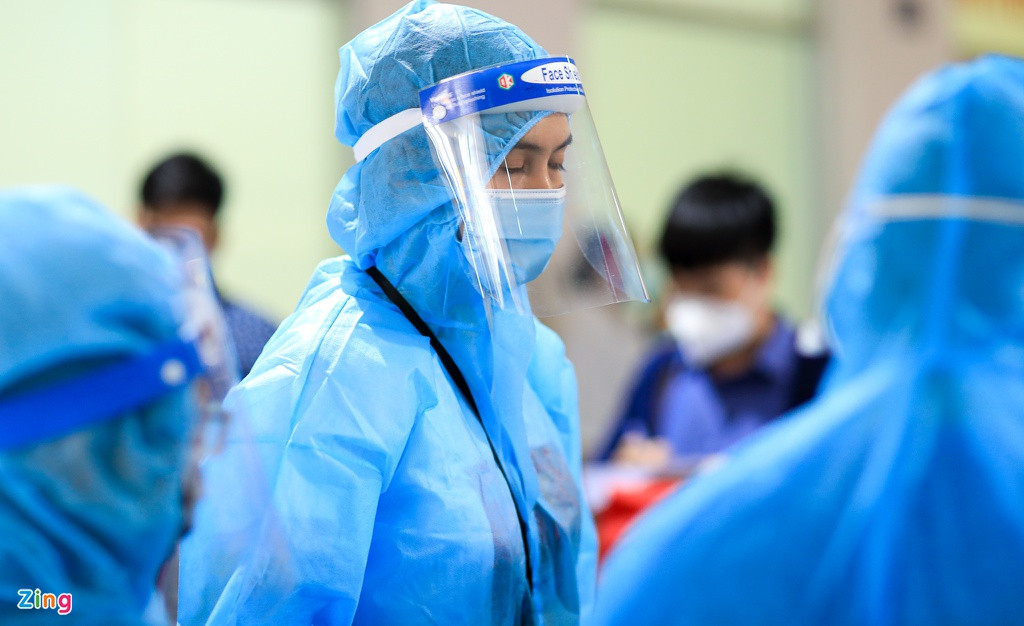 Á hậu Hoàng My cũng tiếp tục đồng hành cùng nhóm tình nguyện viên trong nhiều ngày qua. Cô cho biết mỗi ngày hỗ trợ cho khoảng 6.000 người tới tiêm vắc xin. Do được phổ biến kiến thức từ trước nên công tác hỗ trợ của đội tình nguyện diễn ra nhanh hơn.