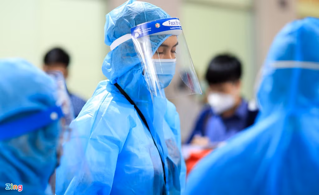 Á hậu Hoàng My cũng tiếp tục đồng hành cùng nhóm tình nguyện viên trong nhiều ngày qua. Cô cho biết mỗi ngày hỗ trợ cho khoảng 6.000 người tới tiêm vắc xin. Do được phổ biến kiến thức từ trước nên công tác hỗ trợ của đội tình nguyện diễn ra nhanh hơn.