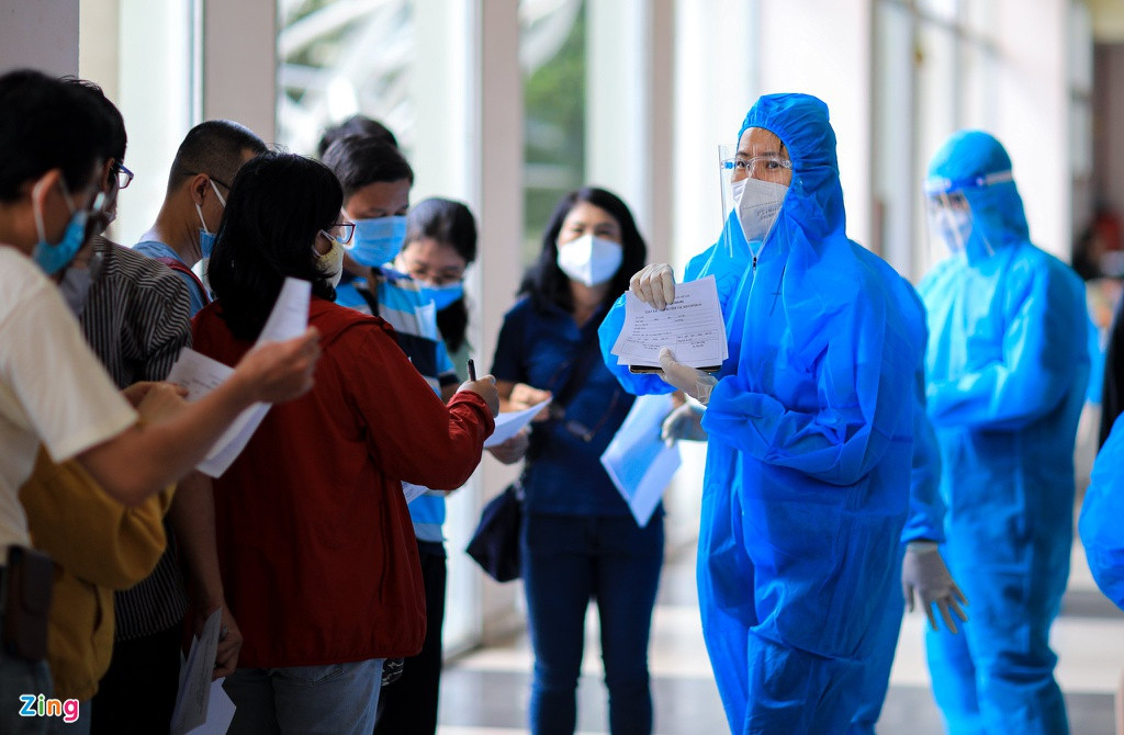 MC Quỳnh Hoa - Phó giám đốc Nhà văn hóa Thanh niên TP HCM - cho biết hiện có 50 nghệ sĩ đã đăng ký tham gia làm tình nguyện viên. "Nghệ sĩ trở thành các chiến sĩ trên tuyến đầu chống dịch. Những ngày qua, họ xông pha tại các điểm nóng của TP.HCM để san sẻ nỗi vất vả với đội ngũ y bác sĩ, nhân viên y tế", cô chia sẻ.