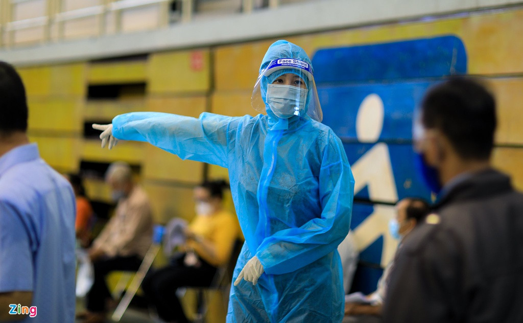 Ngoài H'hen Niê, Hoa hậu Mai Phương Thúy cũng có mặt ở Nhà thi đấu Phú Thọ để hỗ trợ công tác tiêm chủng vắc COVID-19. Người đẹp cho biết trong ngày 26/6, lịch làm việc của cô bắt đầu từ 10h sáng và sẽ kết thúc vào 15h.