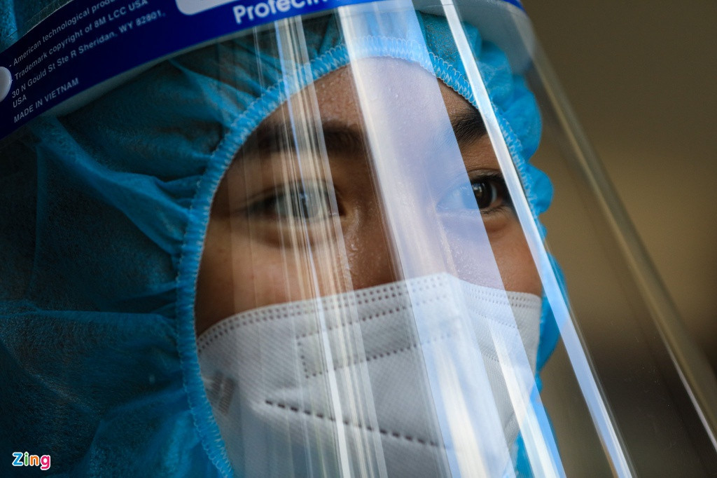 Đây là ngày thứ ba Mâu Thủy đồng hành cùng nhóm tình nguyện viên. “Nhìn hàng dài dòng người chờ được tiêm vắc xin mới thấy cuộc chiến này nếu chúng ta không đồng lòng chung sức, những người ở tuyến đầu sẽ kiệt sức vì dịch bệnh. Tôi thấy mừng khi người dân ngày càng có ý thức với việc tiêm vắc xin để bảo vệ chính mình và cộng đồng”, cô tâm sự.