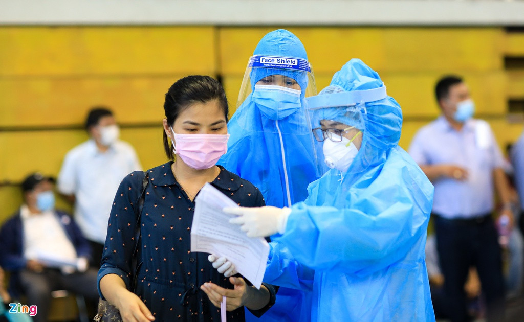 "Tôi đứng liên tục từ 13h30 đến gần tối nhưng không thấy mệt. Trực tiếp chứng kiến đội ngũ nhân viên y tế làm việc tôi mới cảm nhận sự hy sinh vì cộng đồng của họ", Hoa hậu Hoàn vũ Việt Nam 2017 chia sẻ.