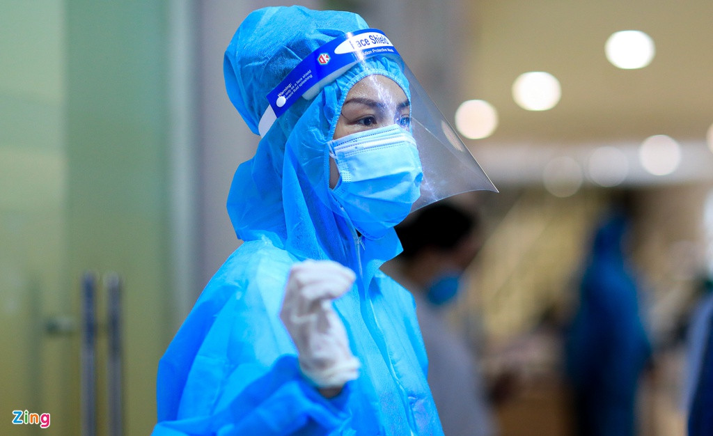 Người mẫu Ngọc Châu hướng dẫn người dân tải app theo dõi sức khỏe sau khi tiêm.