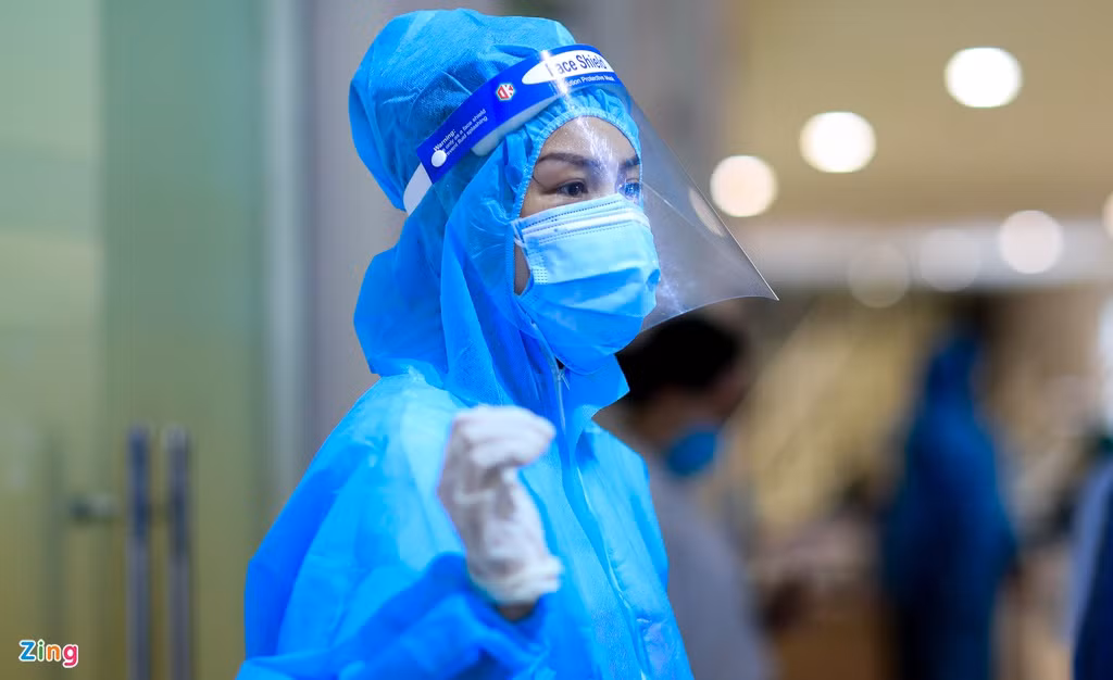 Người mẫu Ngọc Châu hướng dẫn người dân tải app theo dõi sức khỏe sau khi tiêm.