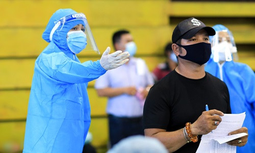  Hoa hậu H'Hen Niê hướng dẫn người dân đến bàn để khám sàng lọc trước khi tiêm. Đây là ngày đầu tiên người đẹp sinh năm 1992 tham gia vào công tác tình nguyện viên chống dịch tại TP.HCM.