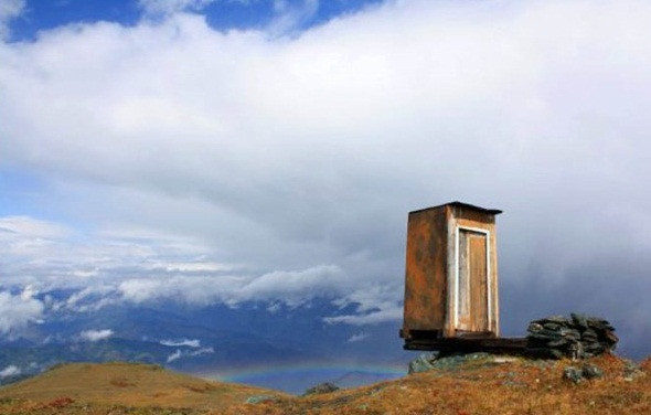 Đó chính là nhà vệ sinh ở dãy núi Altai, Siberia, Nga. Nhà vệ sinh này hoàn toàn giống như bao nhà vệ sinh khác, chỉ có điều, nó nằm nhô ra vách đá cao khoảng 2600m so với mực nước biển.