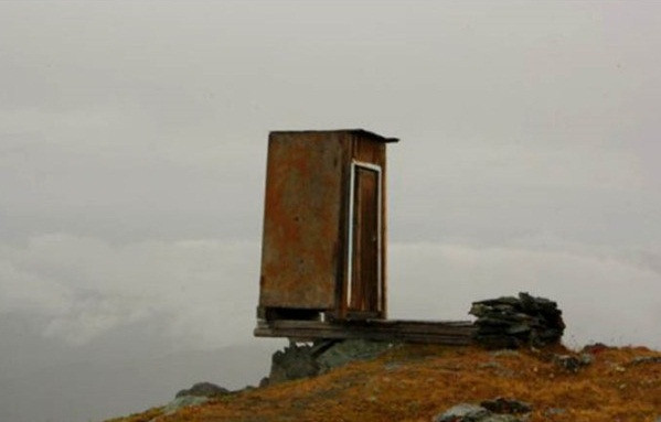 Sau khi nhìn thấy nhà vệ sinh rùng rợn này, nhiều người cho biết, họ không bao giờ dám sử dụng nó vì quá nguy hiểm và thiếu an toàn. Có lẽ, phải là người dũng cảm lắm mới dám sử dụng nhà vệ sinh độc đáo này.