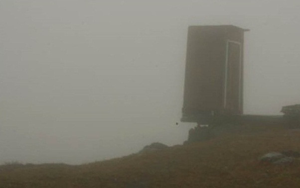 Nổi tiếng là nhà vệ sinh đáng sợ nhất thế giới, những người sử dụng nhà vệ sinh này chỉ vỏn vẹn có 5 người, là những nhân viên làm việc tại Đài quan sát thời tiết Kara-Tyurek ở Nga.