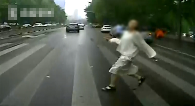 Gian ban trai, co gai lam chuyen nguoi gan nhat cung thot tim