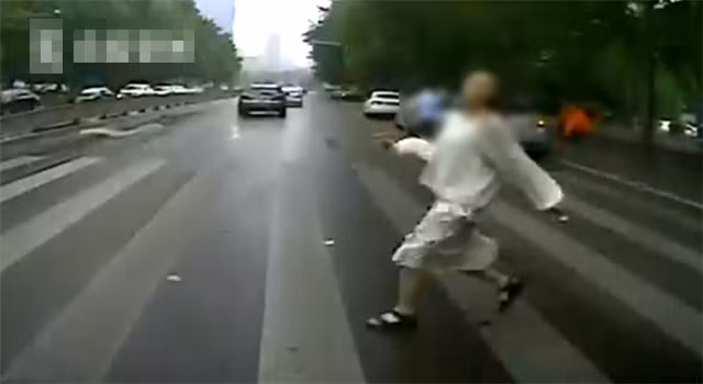 Gian ban trai, co gai lam chuyen nguoi gan nhat cung thot tim