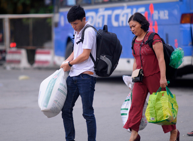 Sau kỳ nghỉ lễ Quốc khánh 2/9, người dân từ các tỉnh, thành về Hà Nội đều mang theo "quà quê" nào là rau xanh, hoa quả,..., nhiều người rất vất vả xách lỉnh kỉnh những túi đồ.