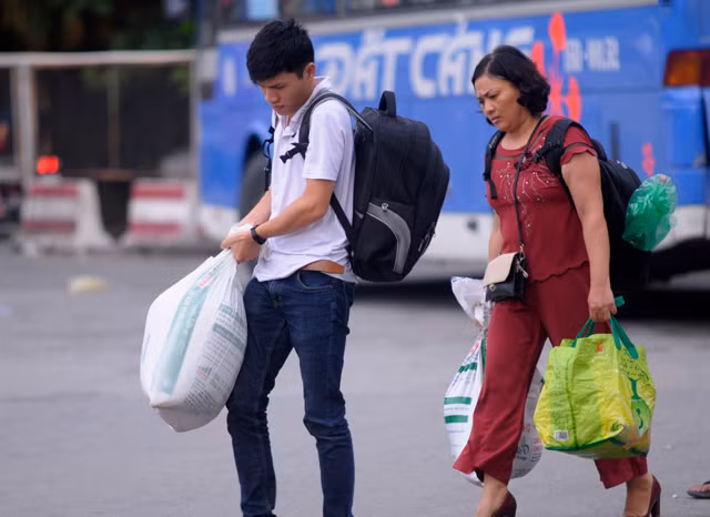 Sau kỳ nghỉ lễ Quốc khánh 2/9, người dân từ các tỉnh, thành về Hà Nội đều mang theo "quà quê" nào là rau xanh, hoa quả,..., nhiều người rất vất vả xách lỉnh kỉnh những túi đồ.