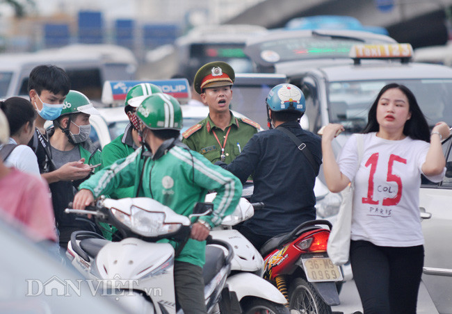 Tại khu vực xe khách và xe buýt vào bến xe Giáp Bát, Mỹ Đình rất đông "xe ôm" Grab hoạt động, việc này gây hỗn loạn, ùn ứ giao thông nghiêm trọng mặc dù lực lượng chức năng làm việc rất quyết liệt nhưng tình trạng này diễn ra thường xuyên.