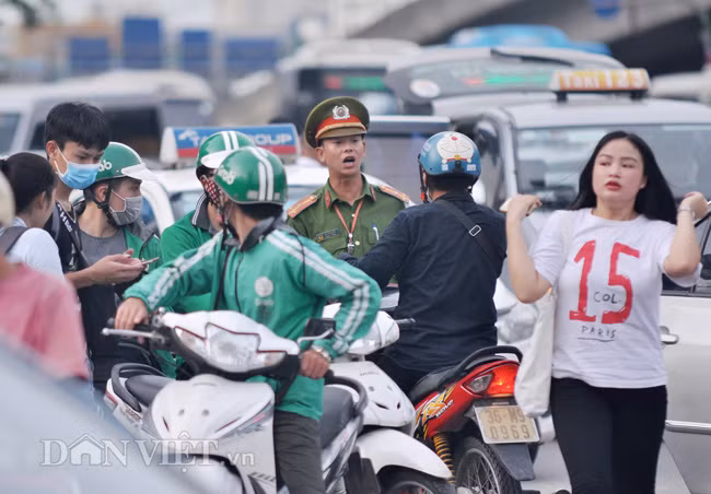 Tại khu vực xe khách và xe buýt vào bến xe Giáp Bát, Mỹ Đình rất đông "xe ôm" Grab hoạt động, việc này gây hỗn loạn, ùn ứ giao thông nghiêm trọng mặc dù lực lượng chức năng làm việc rất quyết liệt nhưng tình trạng này diễn ra thường xuyên.