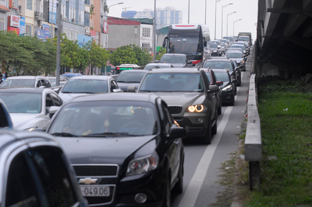 Ghi nhận của PV Dân Việt cho thấy, khu vực đường cao tốc hướng về Hà Nội từ đi Pháp Vân, Vành Đai 3, Hải Phòng, Quốc lộ 5 đều ùn ứ, nhiều đoạn ùn tắc nghiêm trọng.