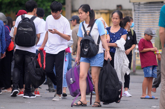 "Em đi xe khách từ Nam Định lên, nhà xe nhồi nhét đông kín người, ngột ngạt, có hàng ghế phải ngồi 6-7 người nhưng nếu không đi thì không có xe..." - Nguyễn Tuyết, sinh viên Đại học Công Đoàn cho biết.