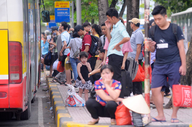 Do đường xá ùn tắc, nhiều người dân ngao ngán khi phải đợi xe buýt rất lâu ở trong bến xe.