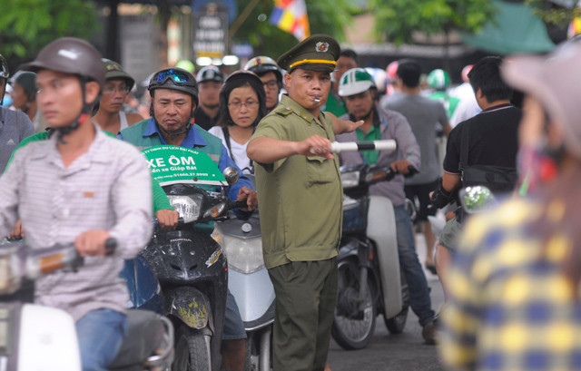 Lực lượng chức năng làm việc rất vất vả tại khu vực xe khách vào bến Giáp Bát.