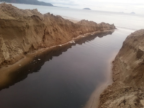 Ai dang xa nuoc thai ngay giua bai tam Nha Trang?-Hinh-2