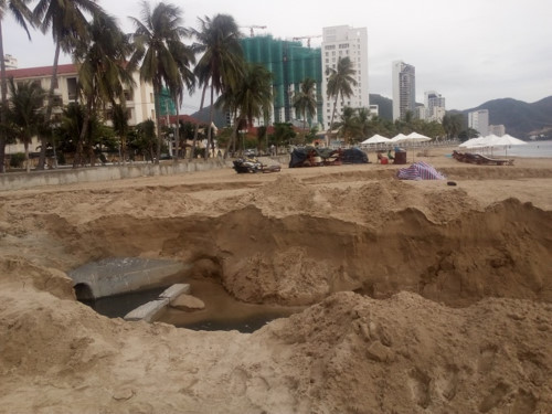 Ai dang xa nuoc thai ngay giua bai tam Nha Trang?-Hinh-3