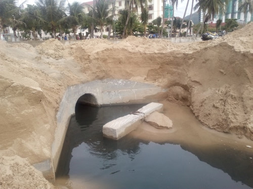 Ai dang xa nuoc thai ngay giua bai tam Nha Trang?