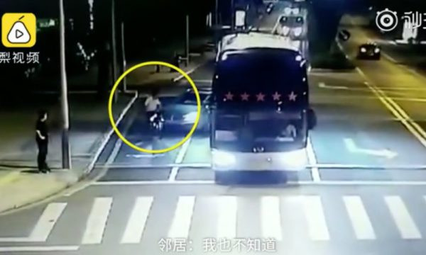 Chi tiet vu tai xe Trung Quoc rut dao chem nguoi, khong ngo chet tham-Hinh-2