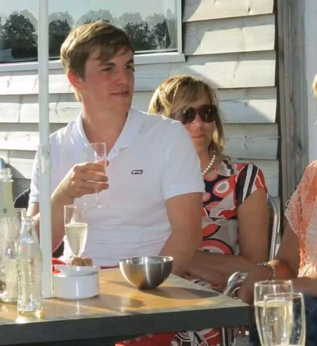 Qua một thời gian gắn bó, cả hai trở thành người yêu và đã đính hôn. Dina không còn phải cố gắng kiểm soát chế độ ăn, cô ăn nhiều trái cây, ít tập luyện, tuy nhiên dáng vóc vẫn rất thon gọn.