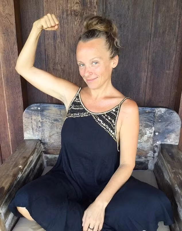 Tiếp đó, duyên phận đưa đẩy khiến Simon gặp được Dina trên mạng. Vì sở thích tương đồng, sáu tháng sau, họ đã gặp nhau ở Bali và quyết tâm sống tại đó.