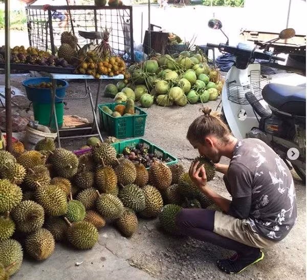 Còn Simon, anh từng là người ăn chay. Vào năm cuối đại học, khi đang chuẩn bị cho một cuộc thi marathon, Simon đã tham khảo chế độ ăn uống của một vài vận động viên khác. Sau khi thấy một vận động viên chỉ sống dựa vào các loại trái cây như dưa hấu và chuối, Simon quyết định thử nghiệm và vô cùng yêu thích chế độ ăn này.