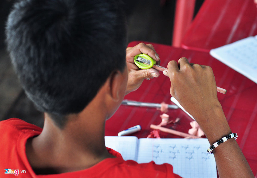 Theo thầy Nguyên, ông dạy chữ để các em có thể đọc, viết thành thạo, tạo nền tảng kiến thức để các em hòa nhập vào cuộc sống cộng đồng. "Thầy không thể cấp chứng chỉ, bằng cấp như trường lớp phổ thông nhưng rồi các em sẽ không mù chữ. Khi lớn lên, các em có thể xin được việc làm ở các công ty, không phải sống cuộc đời trôi nổi, cơ cực", thầy Nguyên chia sẻ.