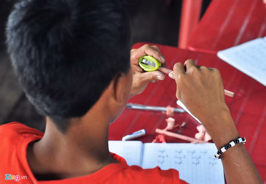 Theo thầy Nguyên, ông dạy chữ để các em có thể đọc, viết thành thạo, tạo nền tảng kiến thức để các em hòa nhập vào cuộc sống cộng đồng. "Thầy không thể cấp chứng chỉ, bằng cấp như trường lớp phổ thông nhưng rồi các em sẽ không mù chữ. Khi lớn lên, các em có thể xin được việc làm ở các công ty, không phải sống cuộc đời trôi nổi, cơ cực", thầy Nguyên chia sẻ.