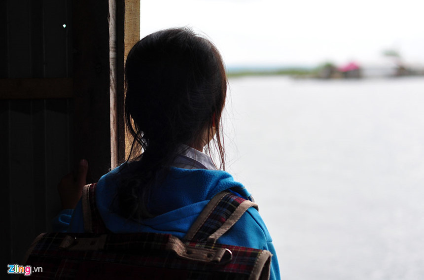 Khi ngày kết thúc, thầy Nguyên giao bè lại cho người dân để về chùa. Đêm đến, người xóm vạn tụ tập về lớp học của thầy để xem tivi, quây quần sinh hoạt trong khi trẻ em túm tụm nô đùa. "Em cảm thấy rất vui khi được học lại lần nữa. Ở đây em được học nhiều thứ, học chữ, rồi trước đây ăn uống rác em đẩy thẳng xuống hồ, còn bây giờ có thầy dạy thì rác phải để đúng nơi, không thả xuống hồ nữa", Nguyễn Thị Huệ, 18 tuổi, chia sẻ.