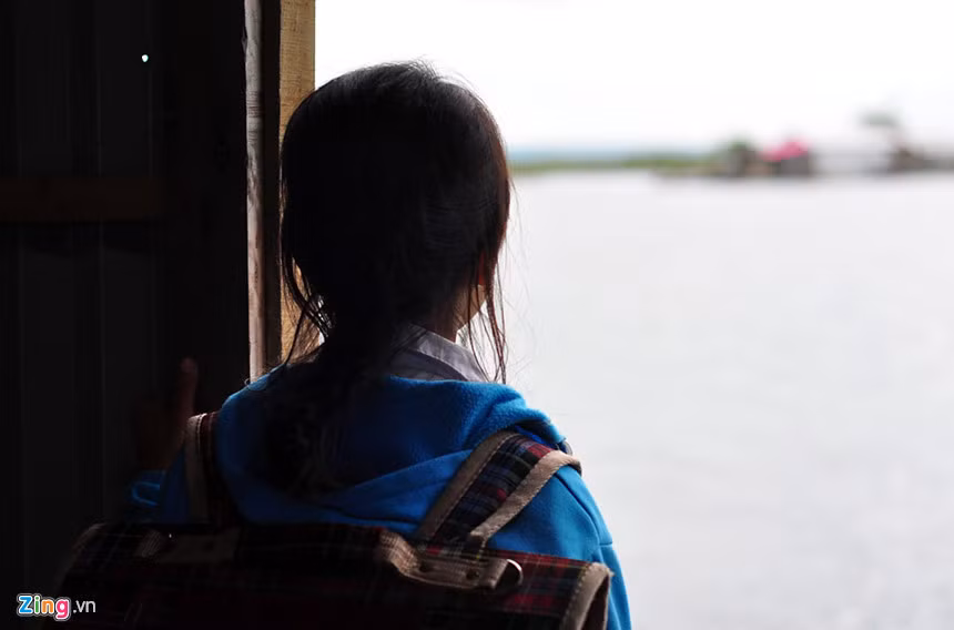 Khi ngày kết thúc, thầy Nguyên giao bè lại cho người dân để về chùa. Đêm đến, người xóm vạn tụ tập về lớp học của thầy để xem tivi, quây quần sinh hoạt trong khi trẻ em túm tụm nô đùa. "Em cảm thấy rất vui khi được học lại lần nữa. Ở đây em được học nhiều thứ, học chữ, rồi trước đây ăn uống rác em đẩy thẳng xuống hồ, còn bây giờ có thầy dạy thì rác phải để đúng nơi, không thả xuống hồ nữa", Nguyễn Thị Huệ, 18 tuổi, chia sẻ.