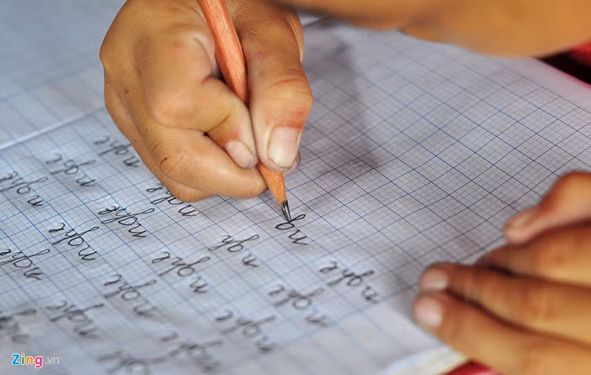 Theo thầy Nguyên, lớp học trên bè hiện có khoảng 35 học sinh nam, nữ trong độ tuổi 6 đến 18. Thỉnh thoảng, nhiều ngư dân tranh thủ lúc nhàn rỗi cũng tới xin học. Bà Nguyễn Thị Nga (60 tuổi, cư dân làng bè) cho biết bà và ngư dân ở làng rất mừng vì trẻ em được thầy Nguyên dạy chữ. "Hồi trước, mấy trẻ ưa nói tục, chửi mắng, đánh nhau... người lớn khó dạy bảo. Từ ngày được thầy dạy học, các em ngoan hiền hơn, sống có kỷ luật hơn, ăn uống hợp vệ sinh. Đi học rồi, đứa nào cũng biết đọc, biết viết nên ai cũng vui", bà Nga nói.