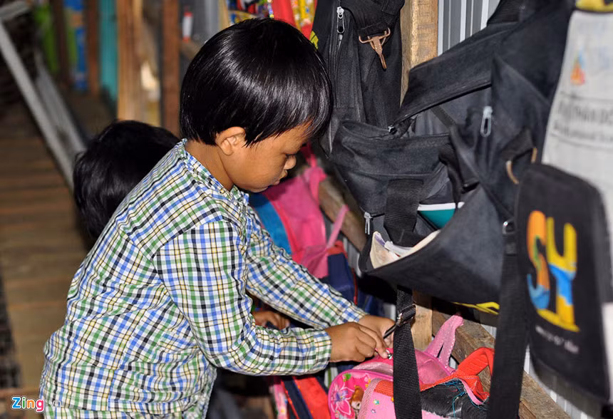 Từ sáng sớm, những đứa trẻ trong xóm vạn tự lái xuồng hoặc được người nhà đưa đến lớp học. Tại đây, các em được tạo điều kiện ăn trưa, uống sữa và ngủ nghỉ và trở về nhà vào cuối chiều. Mọi chi phí ăn, uống, sách vở... đều do thầy Nguyên và các mạnh thường quân đóng góp.