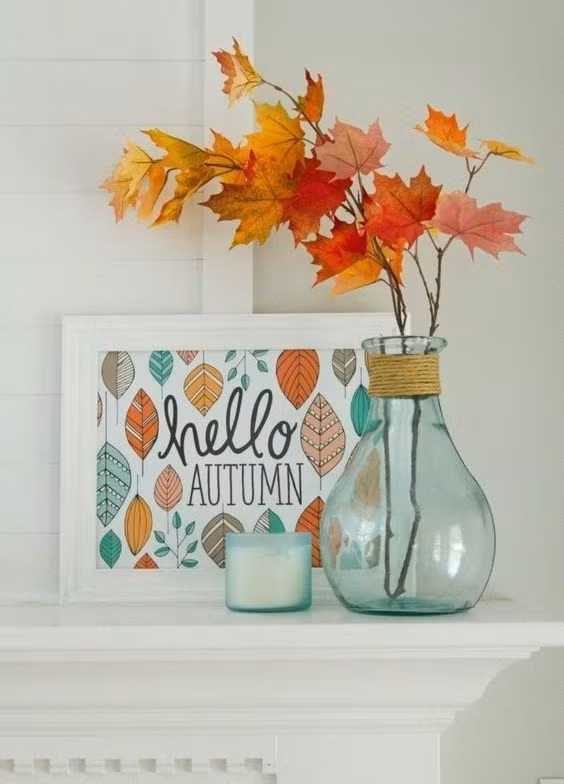 Biến những chiếc lá phong đỏ thành vật trang trí là cách tuyệt hay để bạn đón mùa thu vào trong nhà.