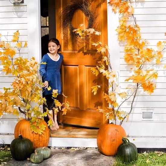 Dùng những cành lá vàng để trang trí trước cửa nhà cũng là một cách tuyệt hay mà bạn có thể tham khảo.