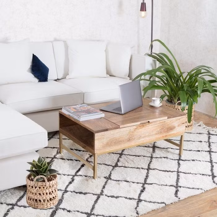 Chiếc bàn giản dị, mộc mạc này phù hợp với rất nhiều phong cách nội thất khác nhau, từ cổ điển đến hiện đại.