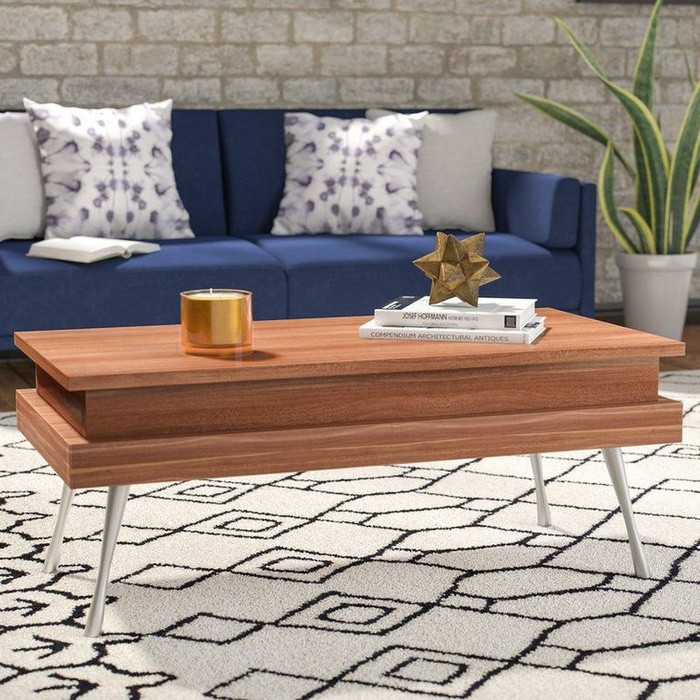 Chiếc bàn này dường như chẳng có nhiều không gian kể cất trữ đồ đạc nhưng khi nâng mặt bàn lên, bạn sẽ thấy điều bất ngờ.