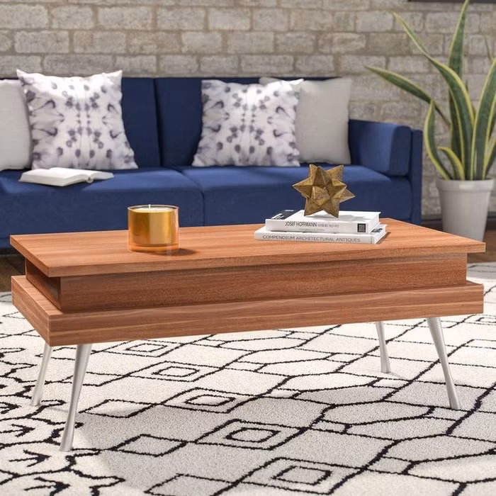 Chiếc bàn này dường như chẳng có nhiều không gian kể cất trữ đồ đạc nhưng khi nâng mặt bàn lên, bạn sẽ thấy điều bất ngờ.