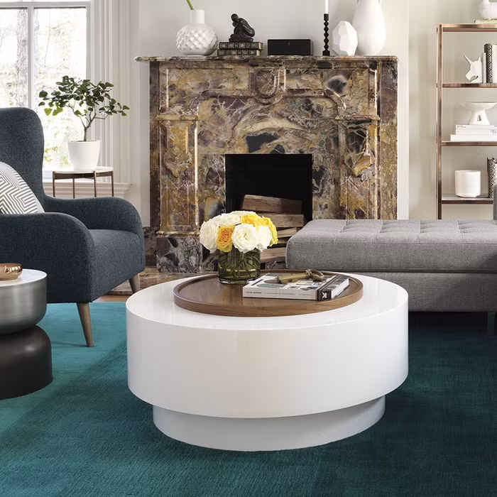 Chiếc bàn cà phê này trông giống như một chiếc bàn tròn thông thường màu trắng với khay gỗ bên trên. Nhưng thực tế, khi chiếc khay gỗ được nhấc lên, bạn sẽ thấy một không gian rỗng ở bên dưới.